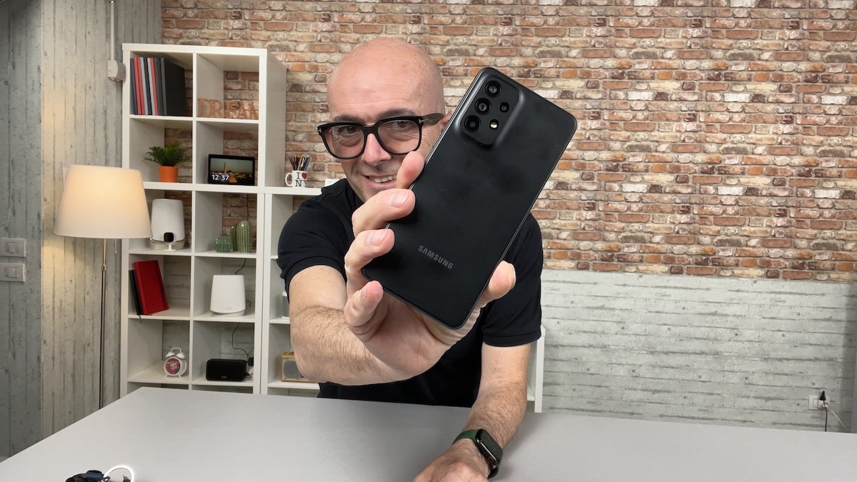 Samsung Galaxy A33 nelle mani di Luca Viscardi