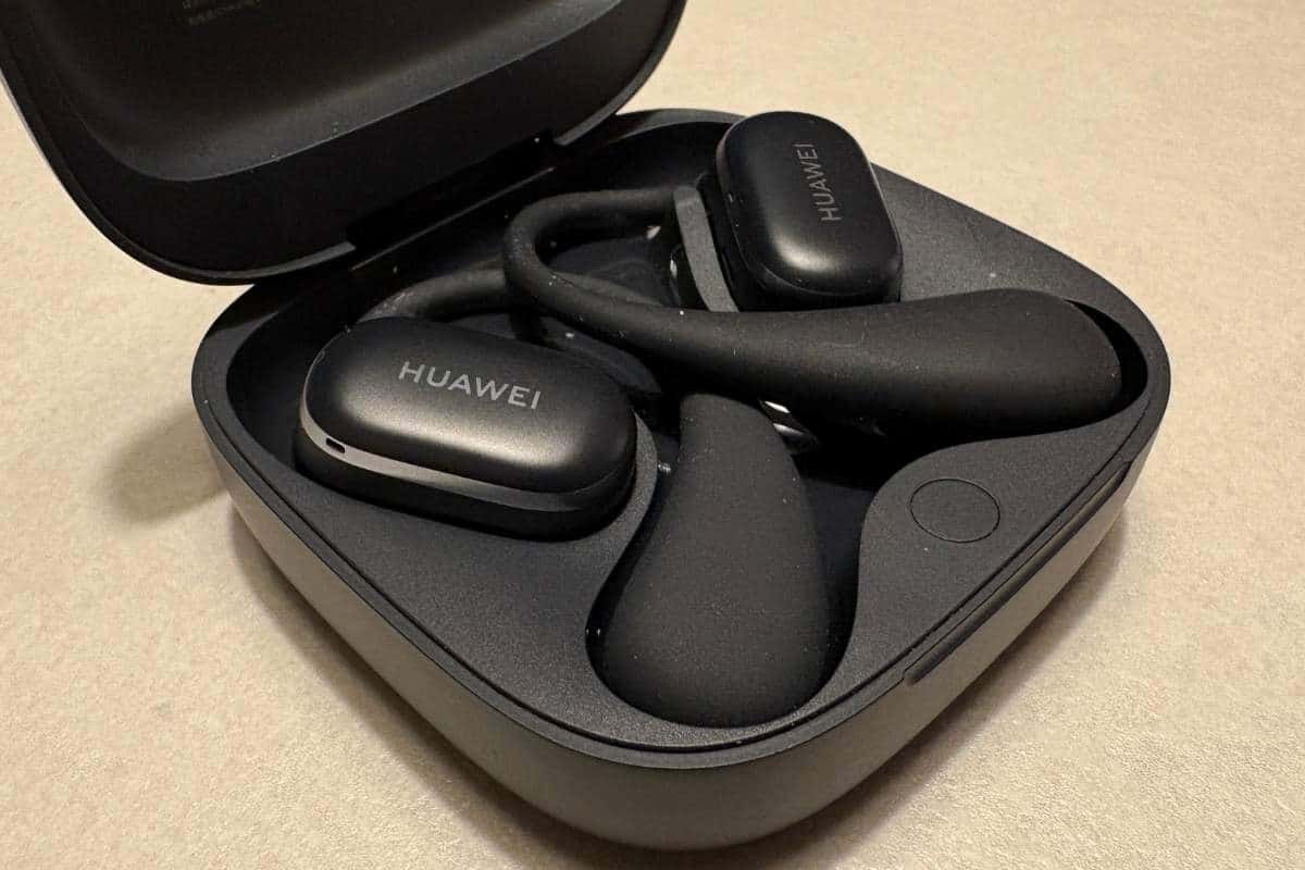 Gli auricolari Huawei Free Arc nella loro custodia