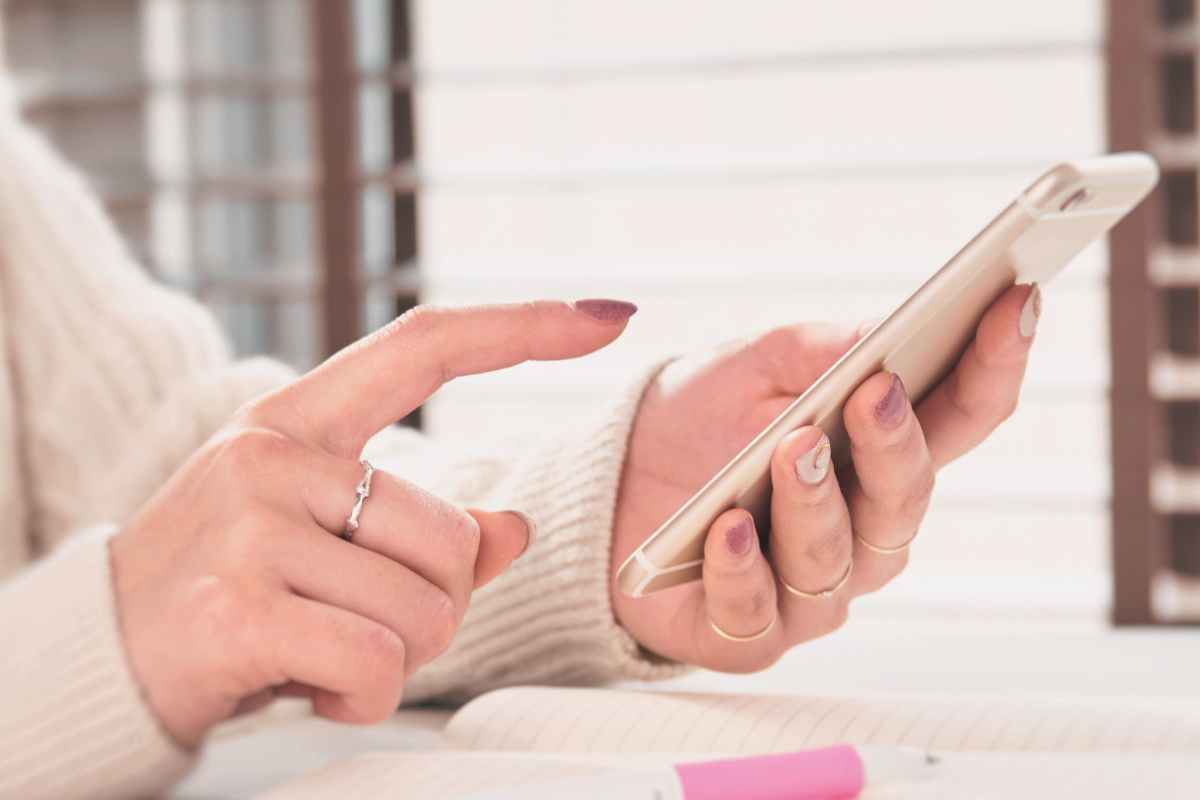 Tieni premuto questo pulsante sul telefono