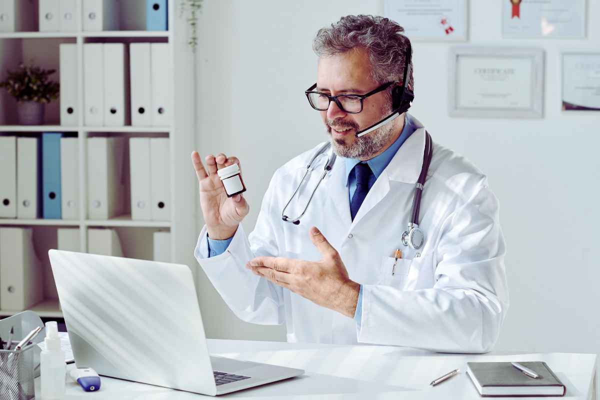 Si fingono famosi medici online e truffano migliaia di vittime