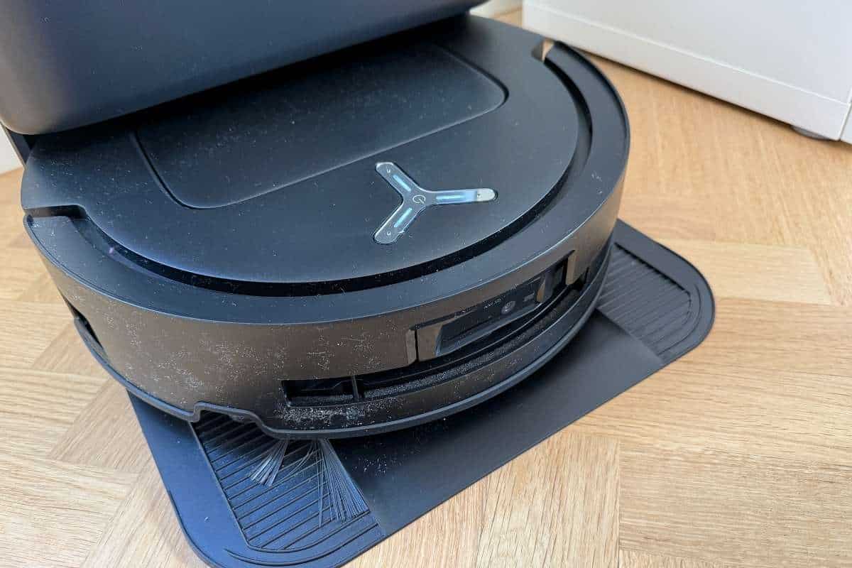Ecovacs Deebot T80 Omni visto di fronte