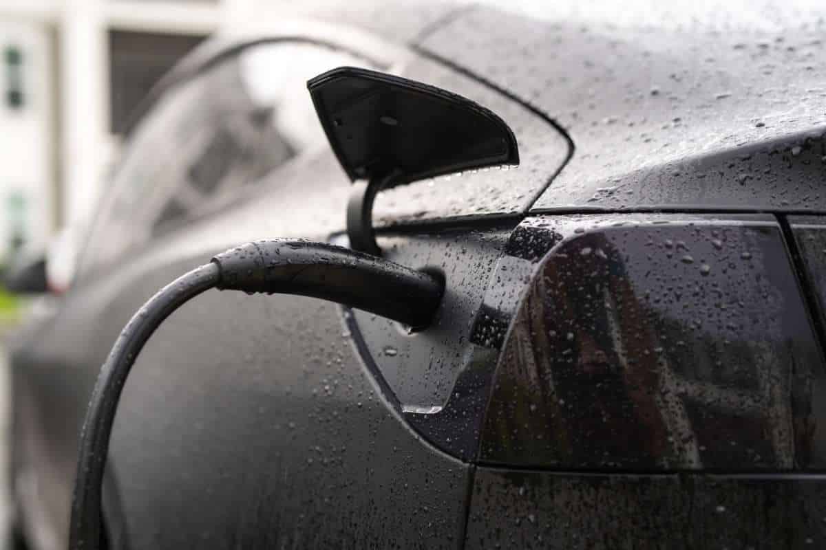 Dovresti davvero caricare velocemente la tua auto elettrica ogni volta?