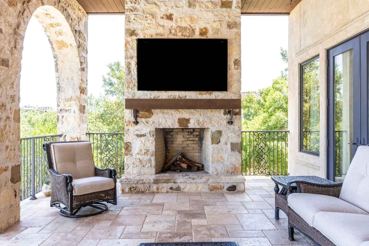 È possibile mettere una TV normale all’esterno?