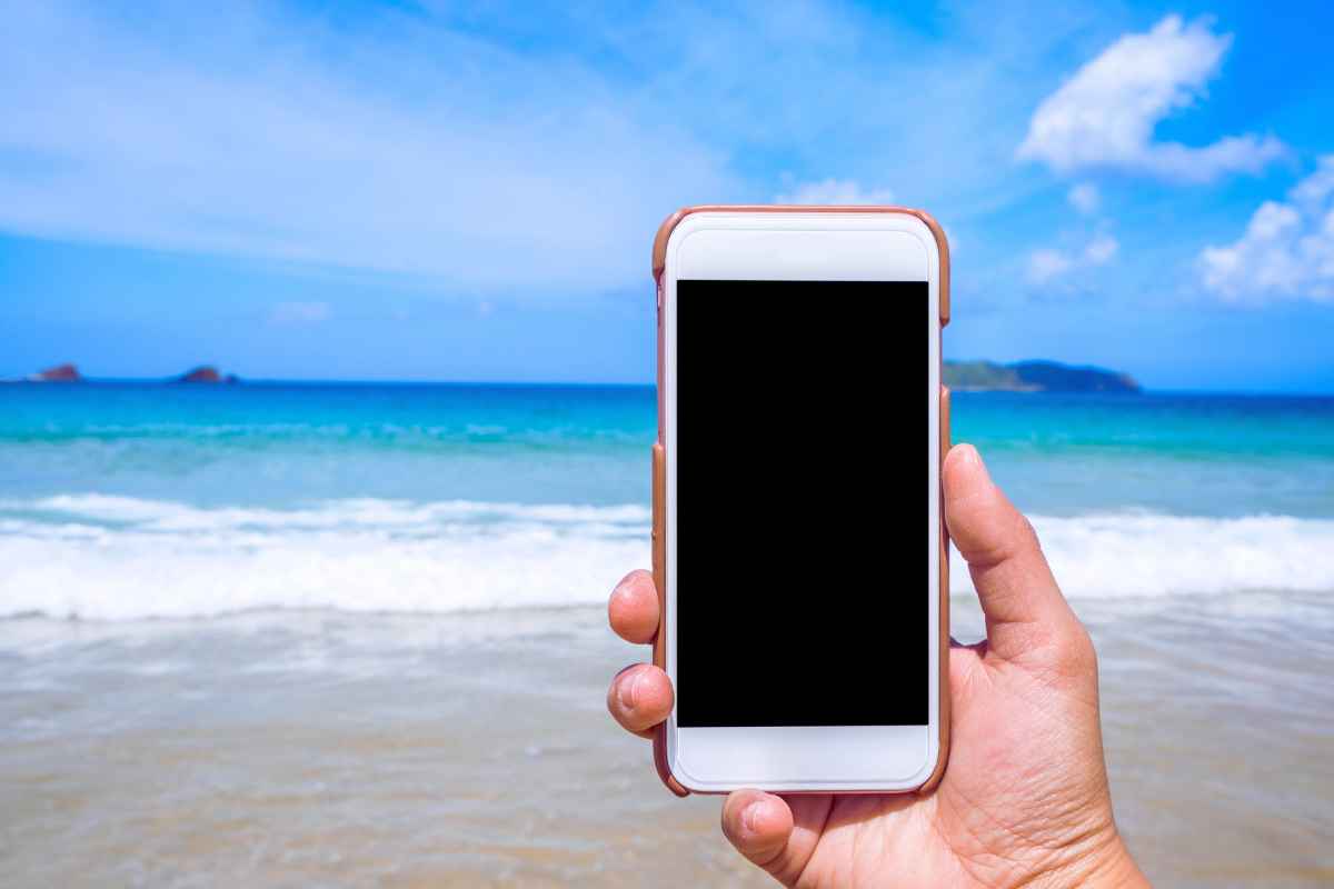 Prima di portare il cellulare in spiaggia pensaci bene