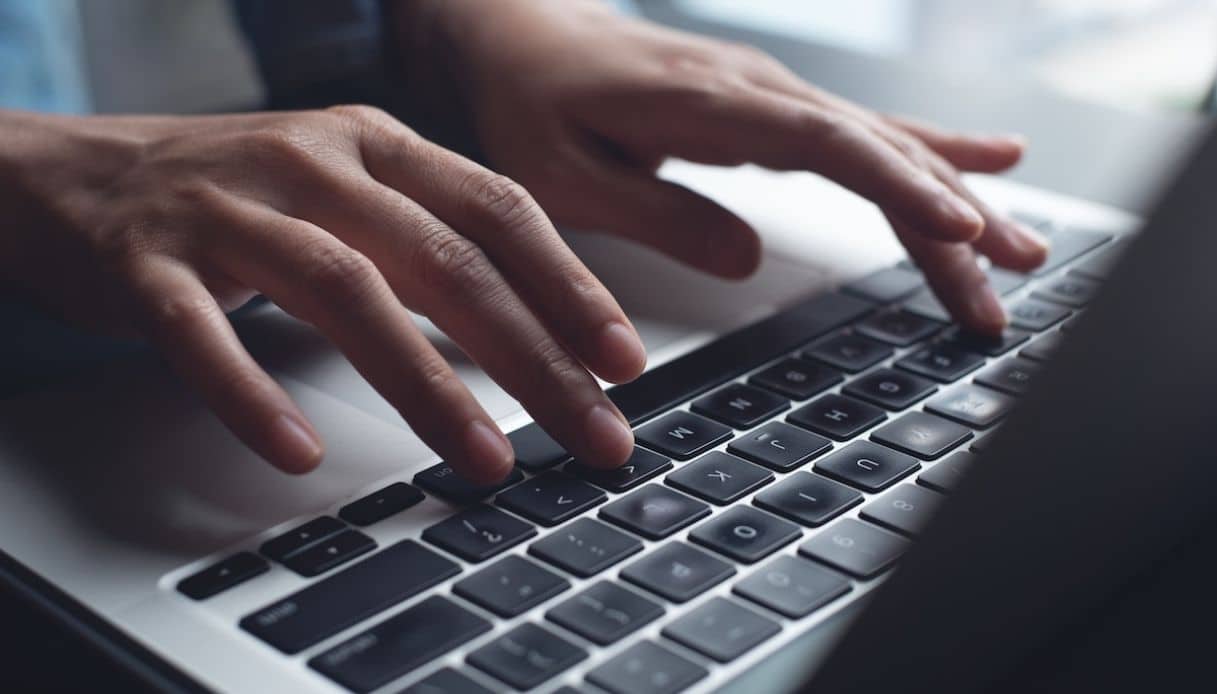 mani su una tastiera