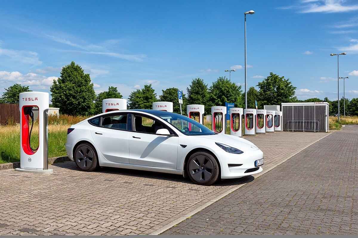 Per quanto tempo si può lasciare una Tesla parcheggiata senza caricarla?