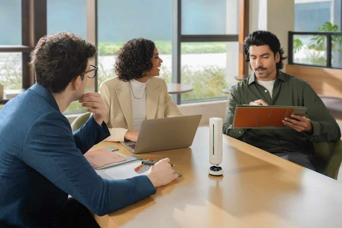 Insta360 Wave: non un semplice speakerphone, ma un assistente AI per le riunioni