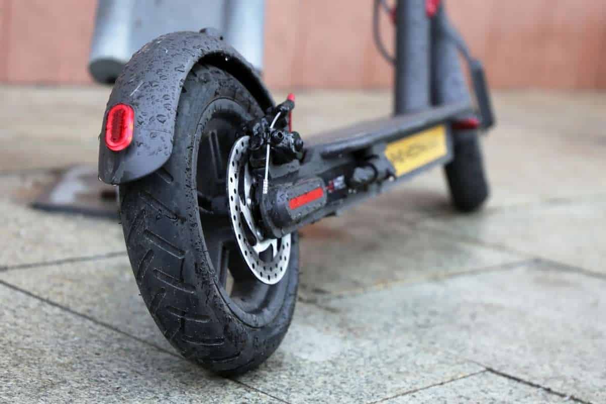 I monopattini elettrici sono impermeabili? Guida completa alla guida sotto la pioggia