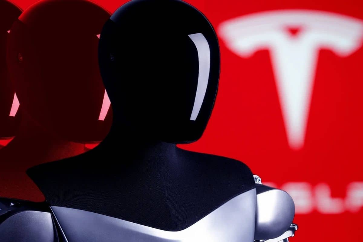 Robot Tesla Optimus: un tweet di Elon Musk smentisce un accordo da 10.000 unità