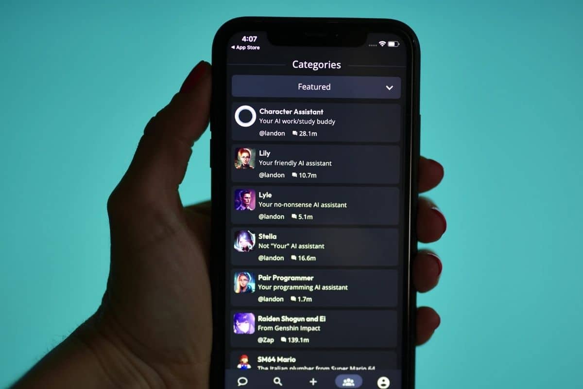 Character.AI lancia il suo social network: evoluzione per l'IA o nuovo rischio per gli utenti?