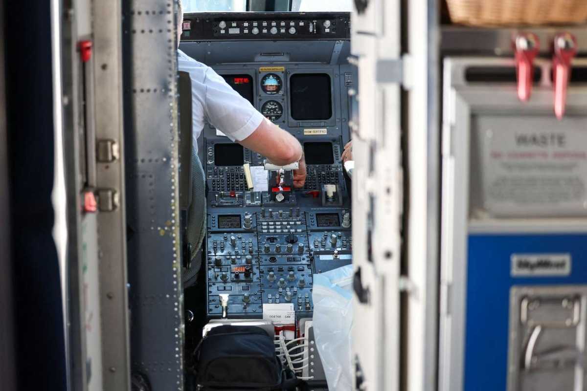 Perché i piloti lasciano la porta della cabina di pilotaggio aperta prima del decollo