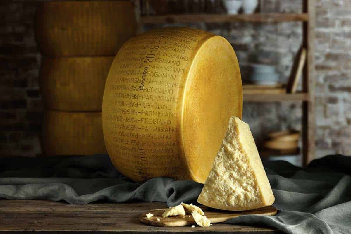 Microchip commestibili nel Parmigiano Reggiano: ecco perché è una rivoluzione tecnologica