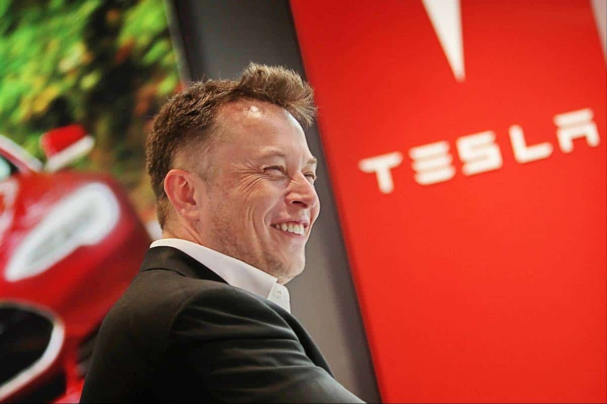 Tesla, un pacchetto retributivo da record per Musk: ma la strada per il trilione di dollari è quasi impossibile