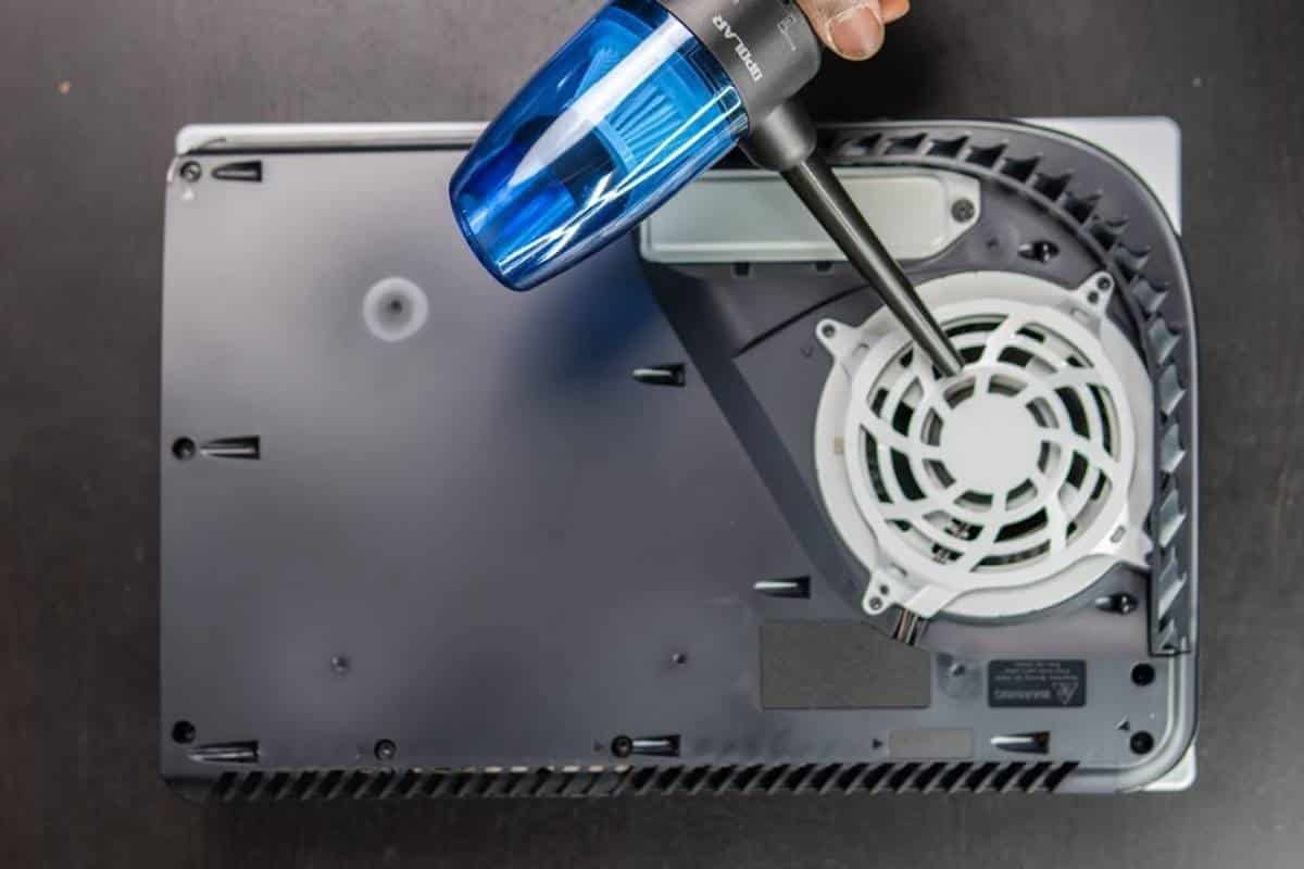 Con quale frequenza dovresti pulire la tua console? Ecco cosa sapere per evitare l'accumulo di polvere