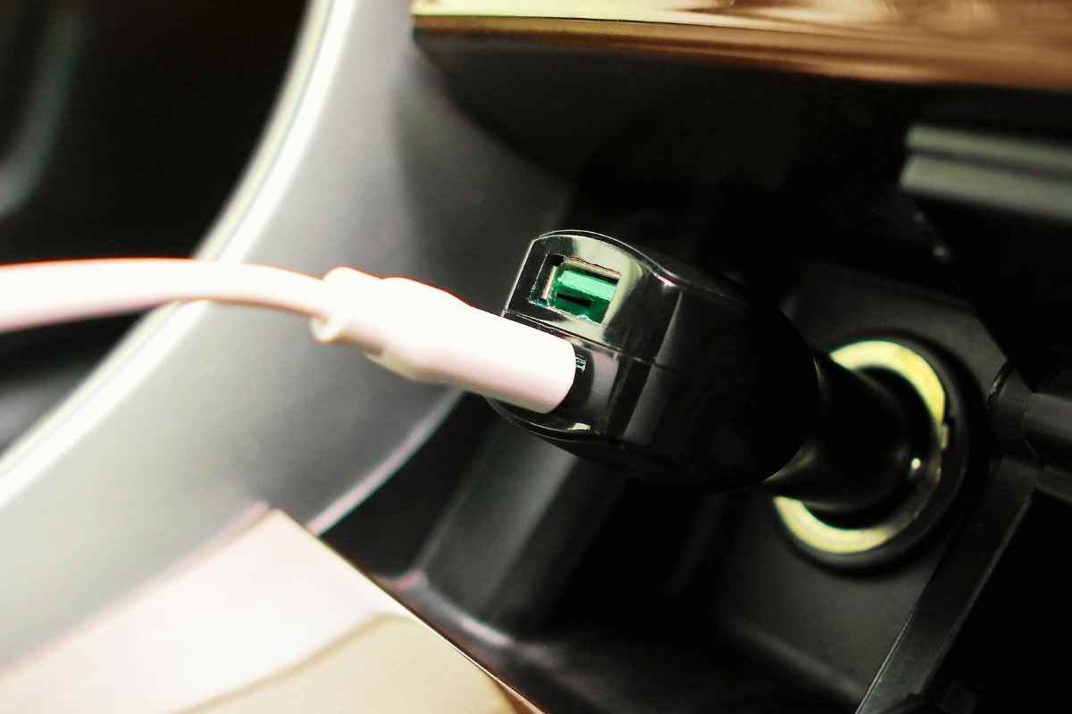 Se colleghi lo smartphone alla porta USB dovresti smettere subito